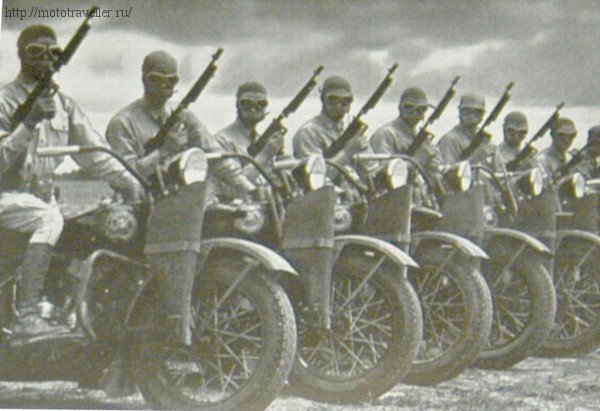 Солдаты на мотоциклах Harley-Davidson WLA 