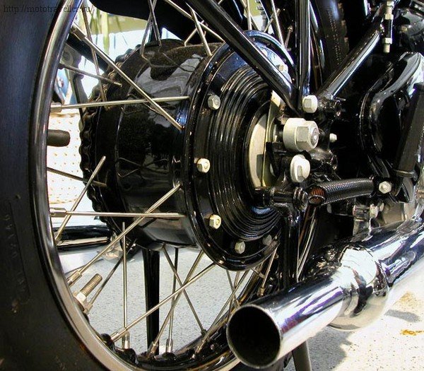 Заднее колесо мотоцикла Triumph Thunderbird