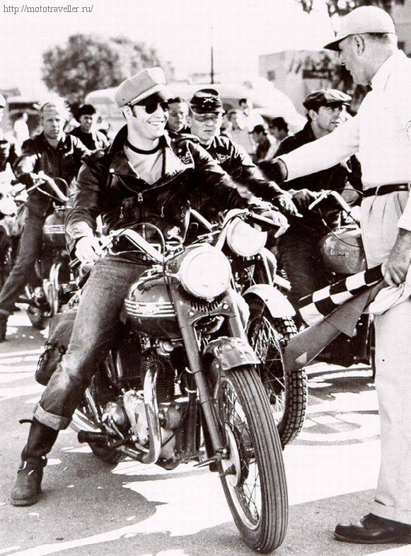 Марлон Брандо в кинофильме "Дикарь" на мотоцикле Triumph Thunderbird