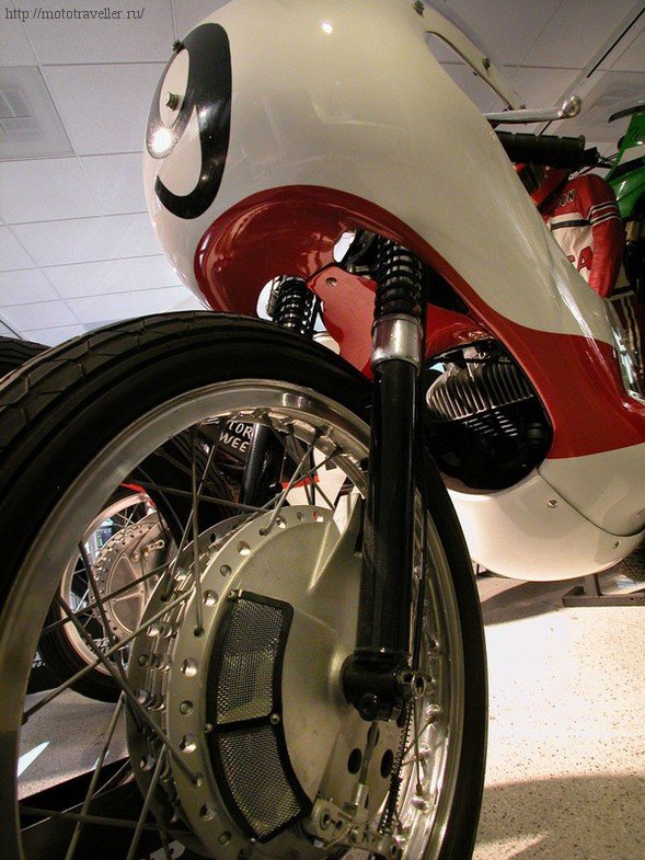Спортивный мотоцикл Yamaha. вид спереди.
