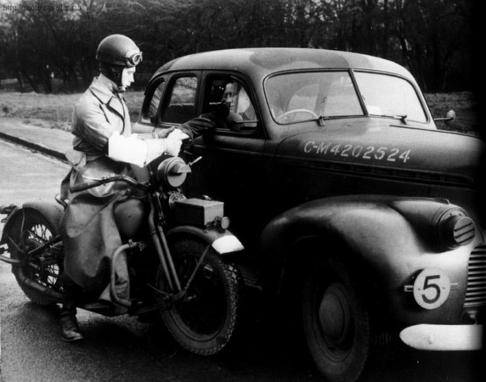 Военный вестовой мотоциклист на Harley-Davidson