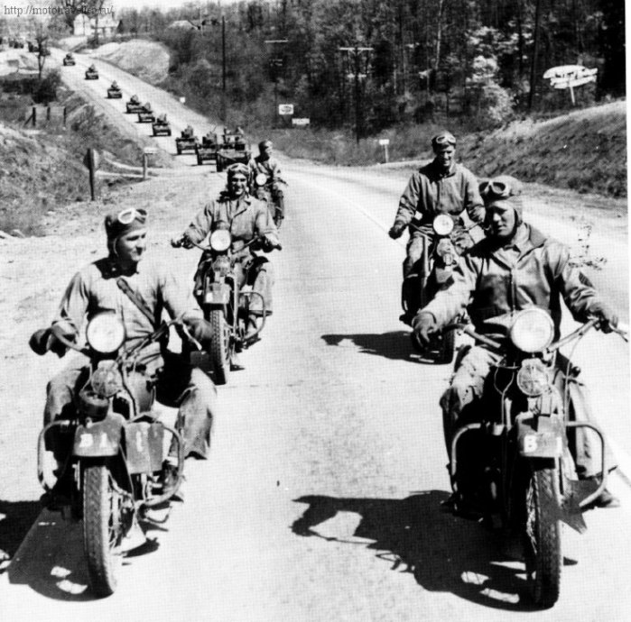 Колонна военных мотоциклов Harley-Davidson WL