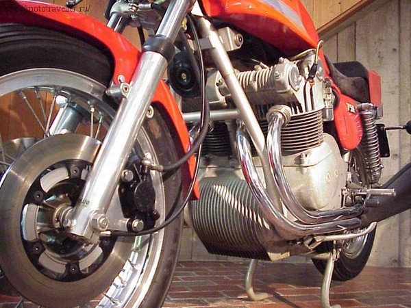 Двигатель и выхлопные трубы мотоцикла mv agusta 750 sport america
