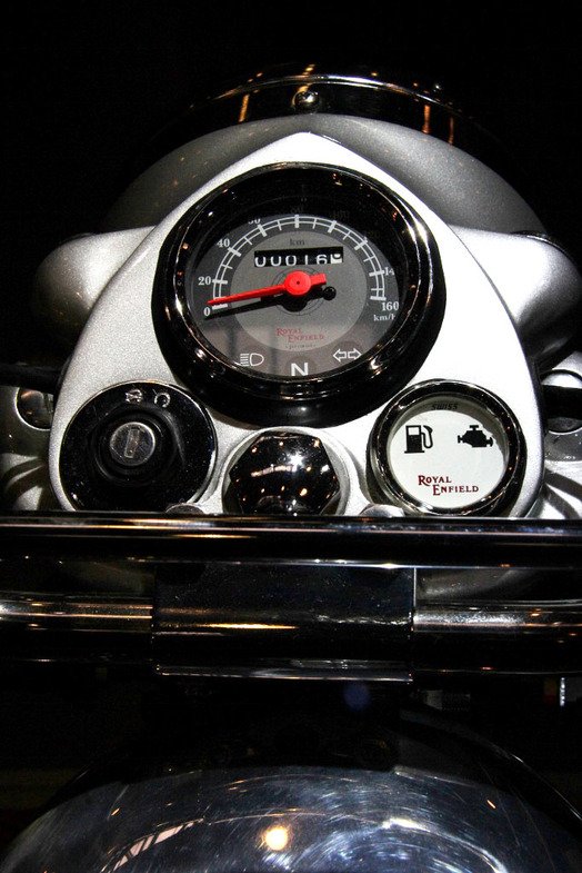 Отчет о посещении выставки МОТО ПАРК 2013. Приборная панель мотоцикла Royal Enfield
