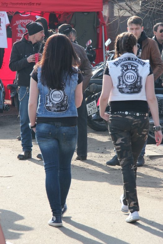 swap-meet-night-train-april-2014-people-2