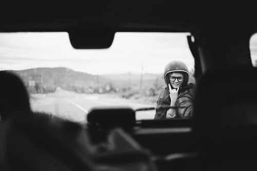 Девушка на мотоцикле в заднем стекле автомобиля