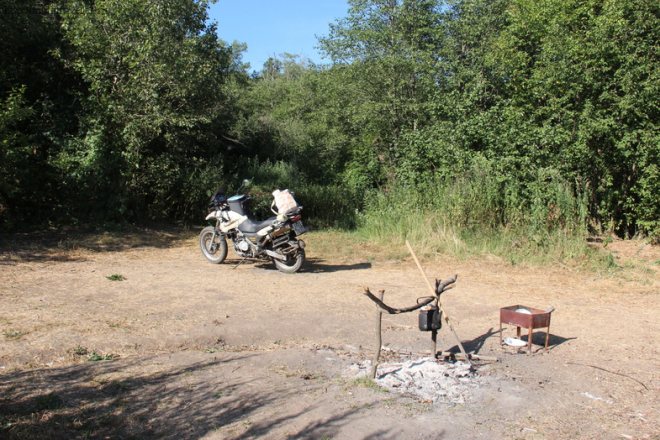 Мотоцикл BMW F650GS на берегу р. Угры в Никола Ленивце
