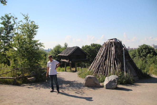 На заднем плане амбар – прототип избушки на курьих ножках :)