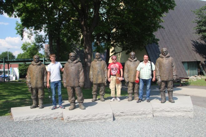 Памятник экспедиции Нансена, на заднем плане – музей, где находится экспедиционное судно «Фрам».