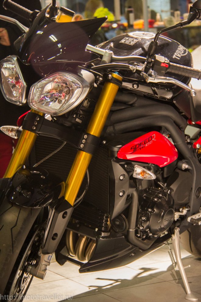 Мотоцикл Triumph на выставке в Санкт-Петербурге