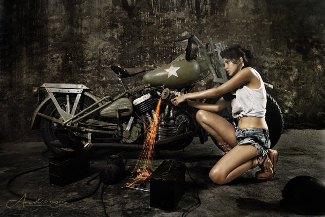 Девушка ремонтирует мотоцикл Harley Davidson WLA