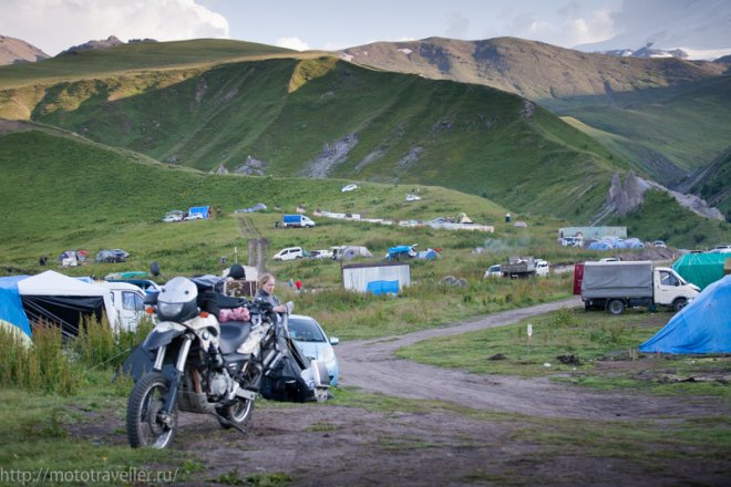 Остановка с палатками на мотоцикле