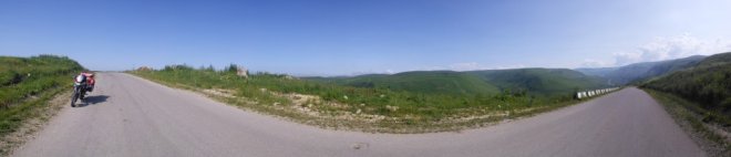 Панорама с мотоциклом в горах по дороге из Кисловодска в Джылы Су.