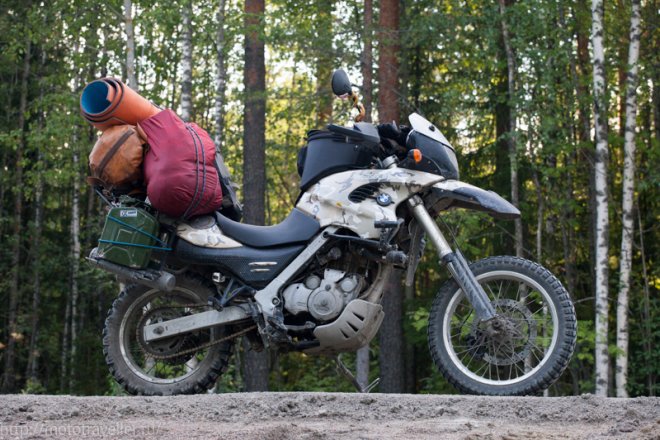 Мотоцикл BMW F650GS Dakar на дороге в Карелии.