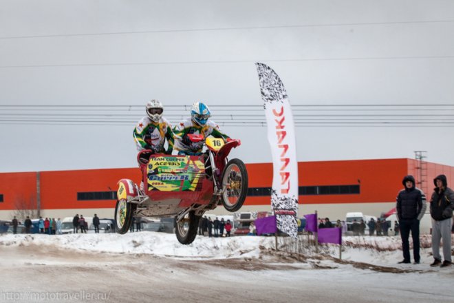 мотокроссовый мотоцикл с коляской в прыжке