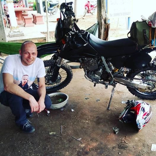 Трасса Вьентьян - Луанг Пробанг, xr250 с пустым картером, содержимое которого вылилось мне на ноги и под заднее колесо, с удовольствием ушедшее от этого куда-то далеко влево - собственно так и заметил подляну (мотокросс - сила, кстати, и не думал даже падать). Дык вот. Какой-то местный сервис по ремонту скутеров и велосипедов, на витрине (о, Будда!) какое-то масло, в гамаке рядом дежурит лаоска. Разводит руками, типа, вот ключи, вот металлом, кмон чувак, все в твоих руках! Находится мне подходящий болтик вместо масляной пробки, но я-то понимаю, что по феншую надо бы хоть какой-то шайбочкой, не говоря уж в этих краях о медной, таксказать, это все дело уплотнить... Как по-английски шайбочка? До сих пор думаю, что shaibochka, но поскольку лаоска понимала инглиш не далее, чем кмон чувак, то и пришлось объясняться жестами. В итоге, вынесла она мне моток сантехнической ленты, а поскольку терпение моё уже кончилось, и надо было двигать дальше, загидроизолировал я масляную систему мотоцикла именно этим. Так, братцы, работает! Лайфхак! Пользуйтесь на здоровье!
